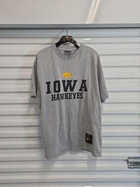 Y2K Iowa Hawkeyes T-Shirt Colosseum Athletics Gray XL NCAA (M2)